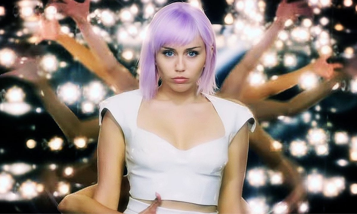 miley cyrus&#x27;s character wears a wig and is onstage
