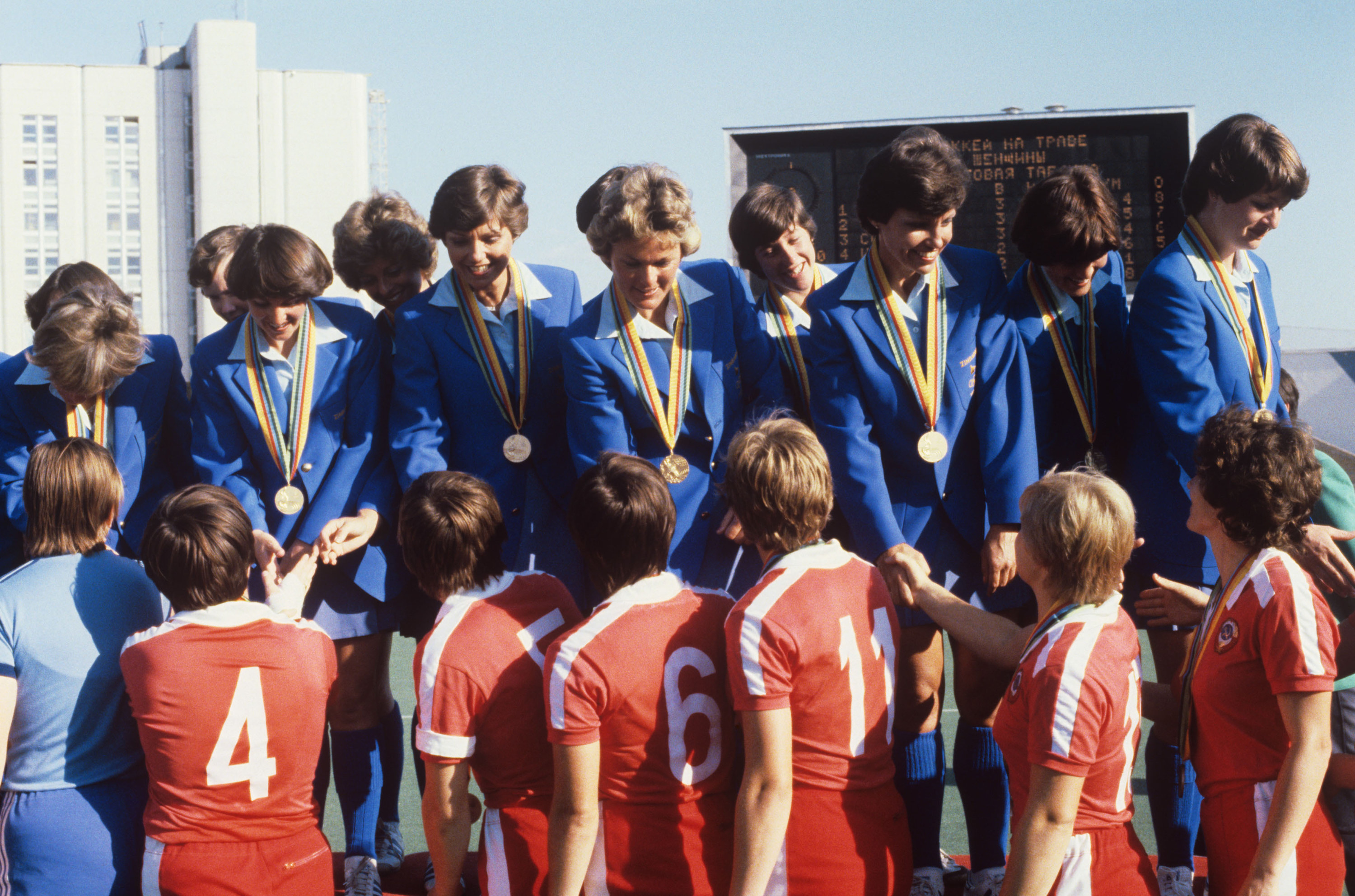 The women&#x27;s field hockey teams from Zimbabwe and USSR shaking hands