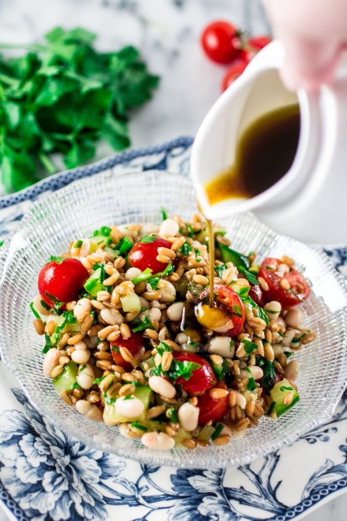 Spelt salad with navy beans, cherry tomatoes and cucumber