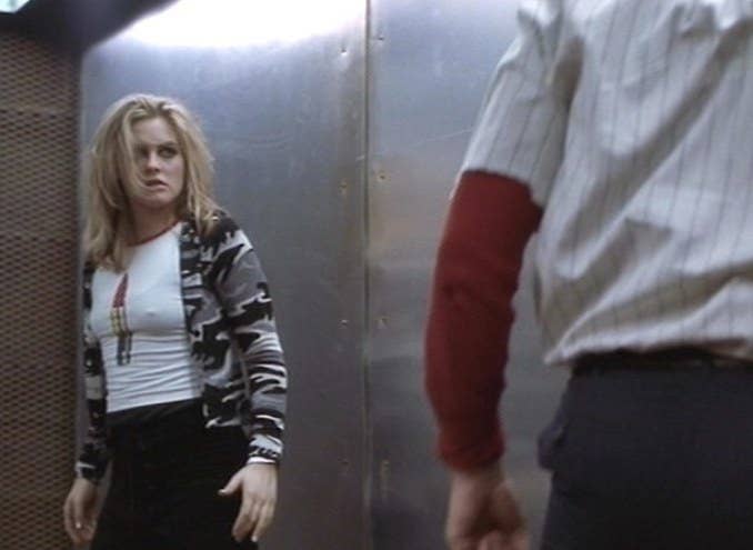 在《超重行李》中，Emily站在那里，一脸凶狠地看着Vincent