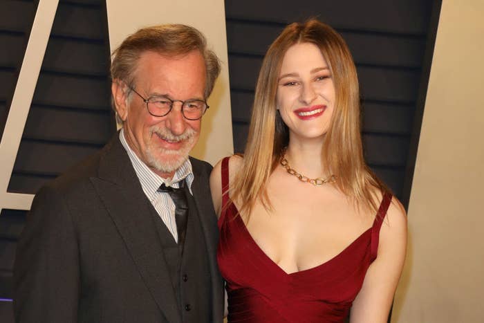 Stephen和Destry Spielberg为事件照片微笑