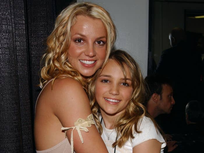 Britney holds onto a young Jamie Lynn