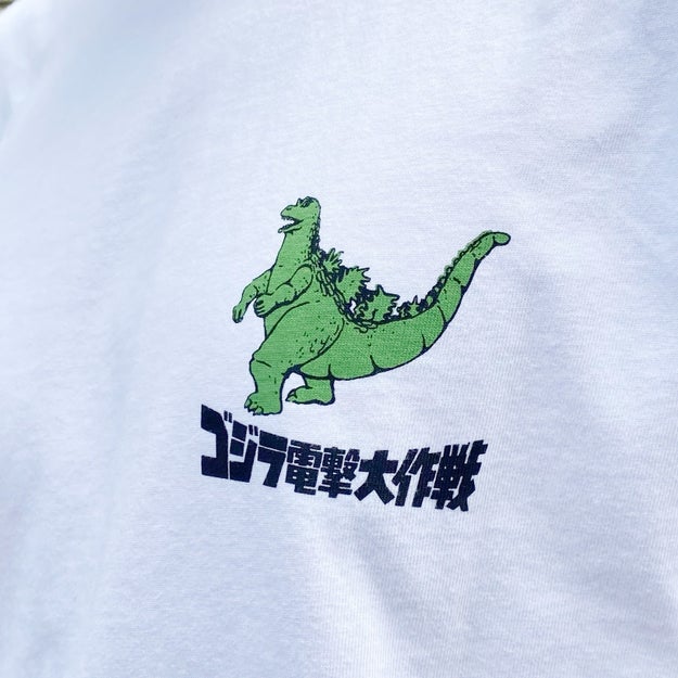 インパクト強すぎだよ ユニクロの新作 ゴジラtシャツ レトロなデザインがたまりません Buzzfeed Japan Goo ニュース