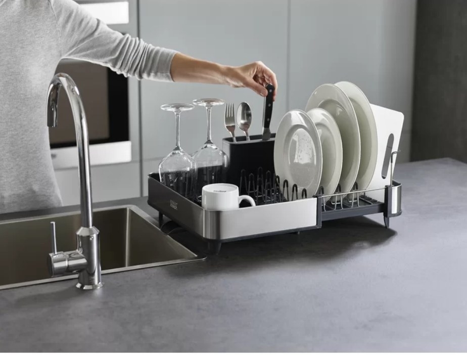 Extendable stainless drying rack with plates and glasses