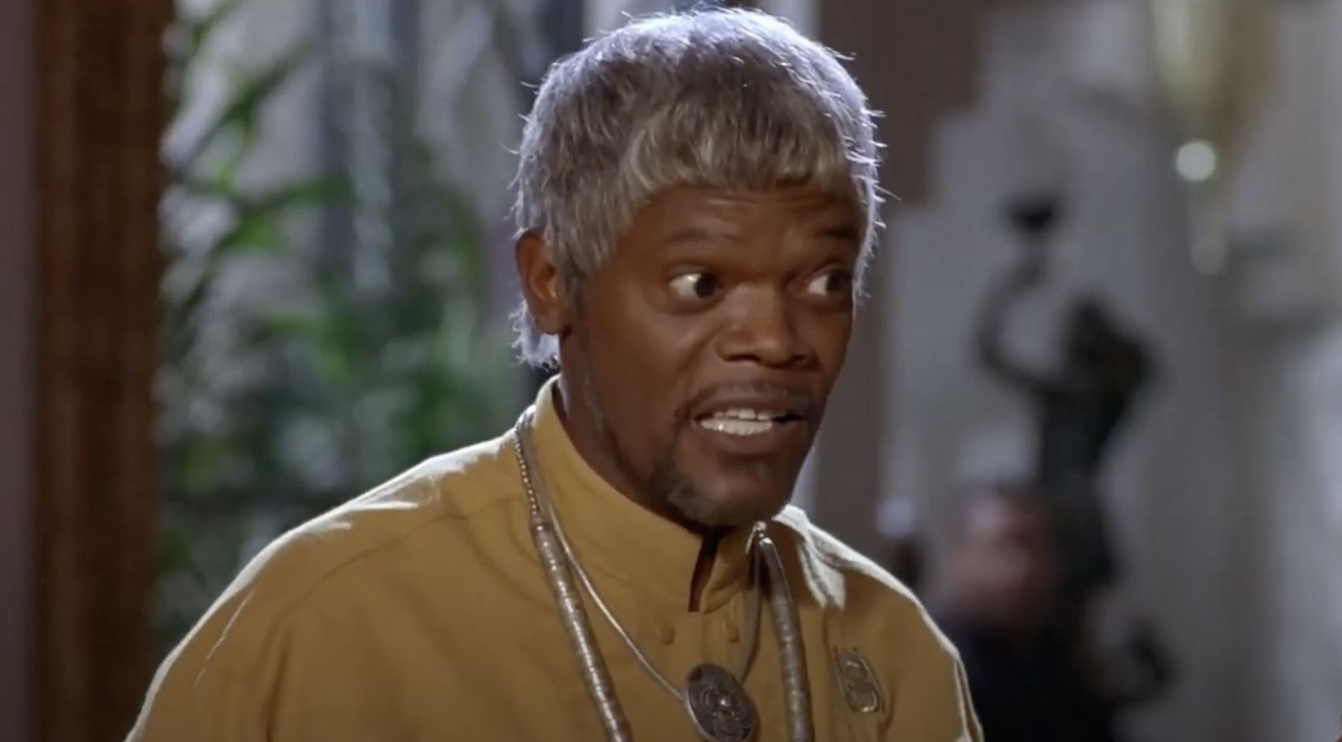 Samuel Jackson in a short, flat wig