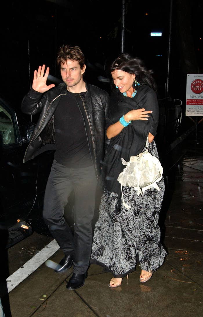 Tom Cruise and Sofia Vergara dodging paparazzi on their way into a car
