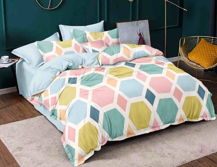 A geometric pattern duver cover on a bed