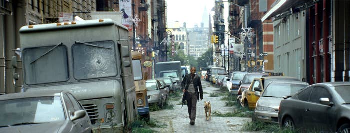 内维尔博士走下一个废弃的纽约街头带着他的狗山姆