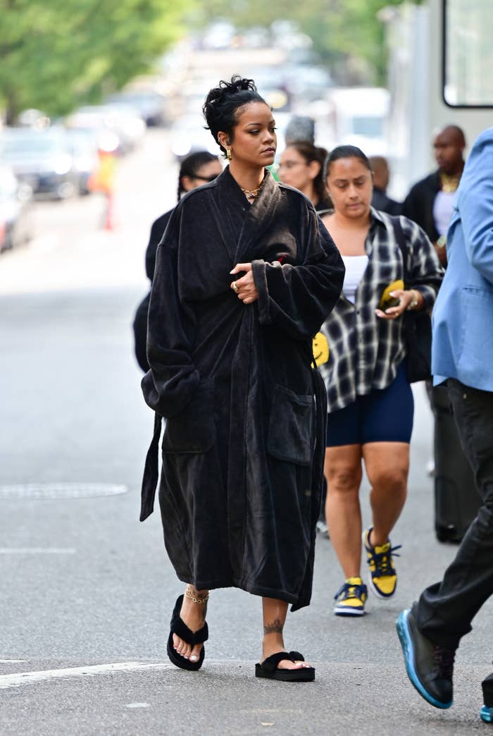 蕾哈娜（Rihanna）在2021年7月在布朗克斯（Bronx）的音乐录影带上散步。