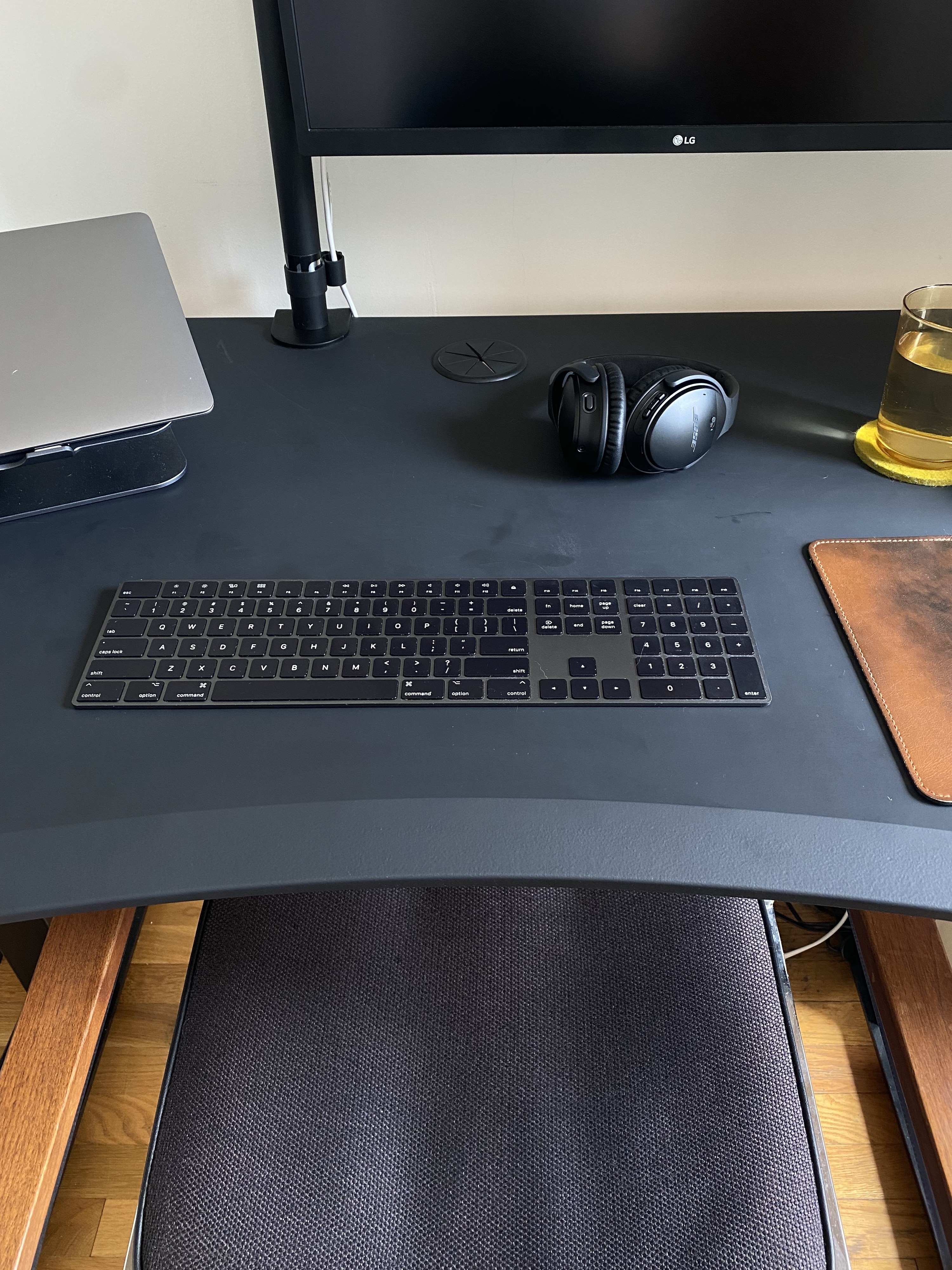 the Mojodesk&#x27;s rounded front