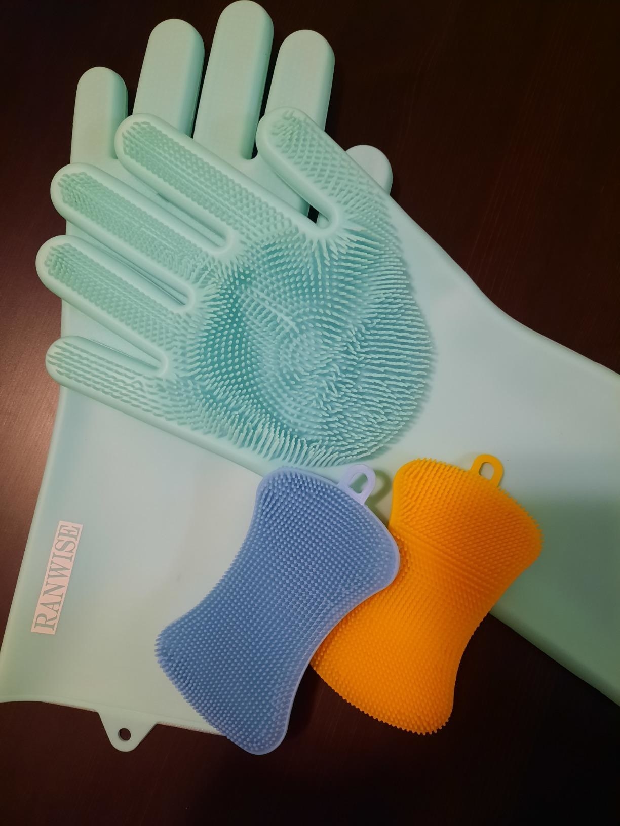 reviewer image of their pair of silicone gloves and sponges