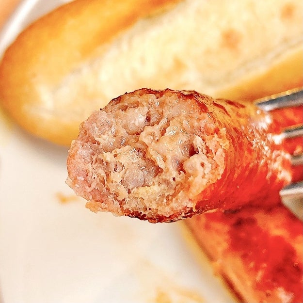 ウマくて楽しい サイゼリヤ 自分でつくるサンドウィッチ ソーセージのお肉感がえげつない Buzzfeed Japan 去年 サイゼリアのメニューに加わった じ ｄメニューニュース Nttドコモ