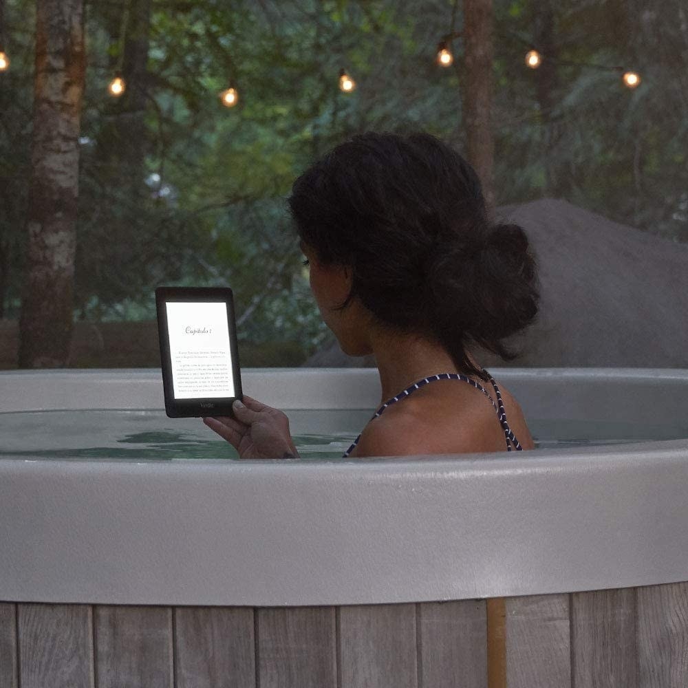 mujer leyendo en una tableta lectora electrónica