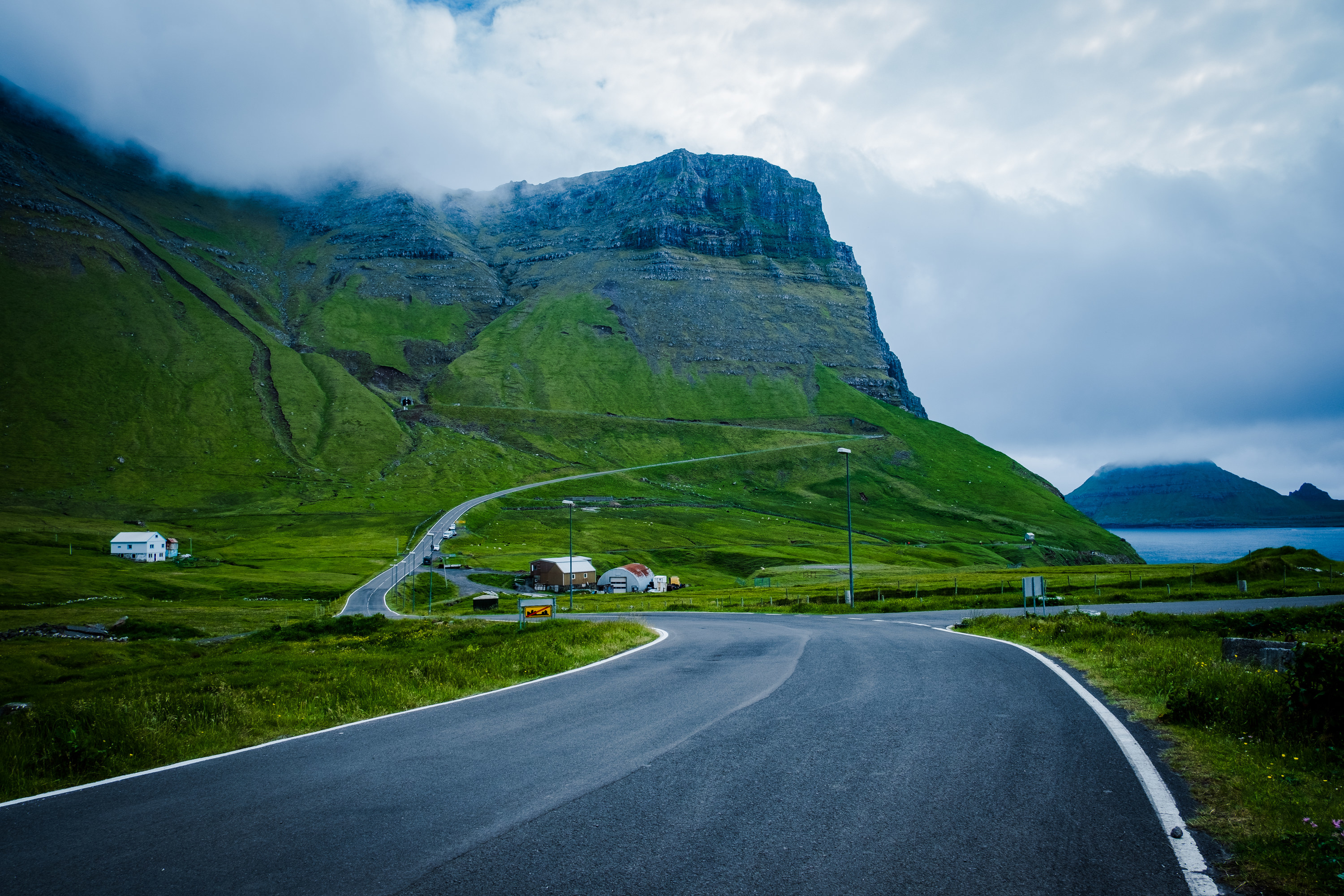 一条路在冰岛