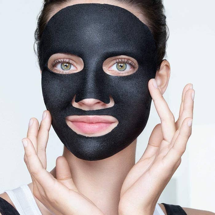 modelo con mascarilla facial color negro