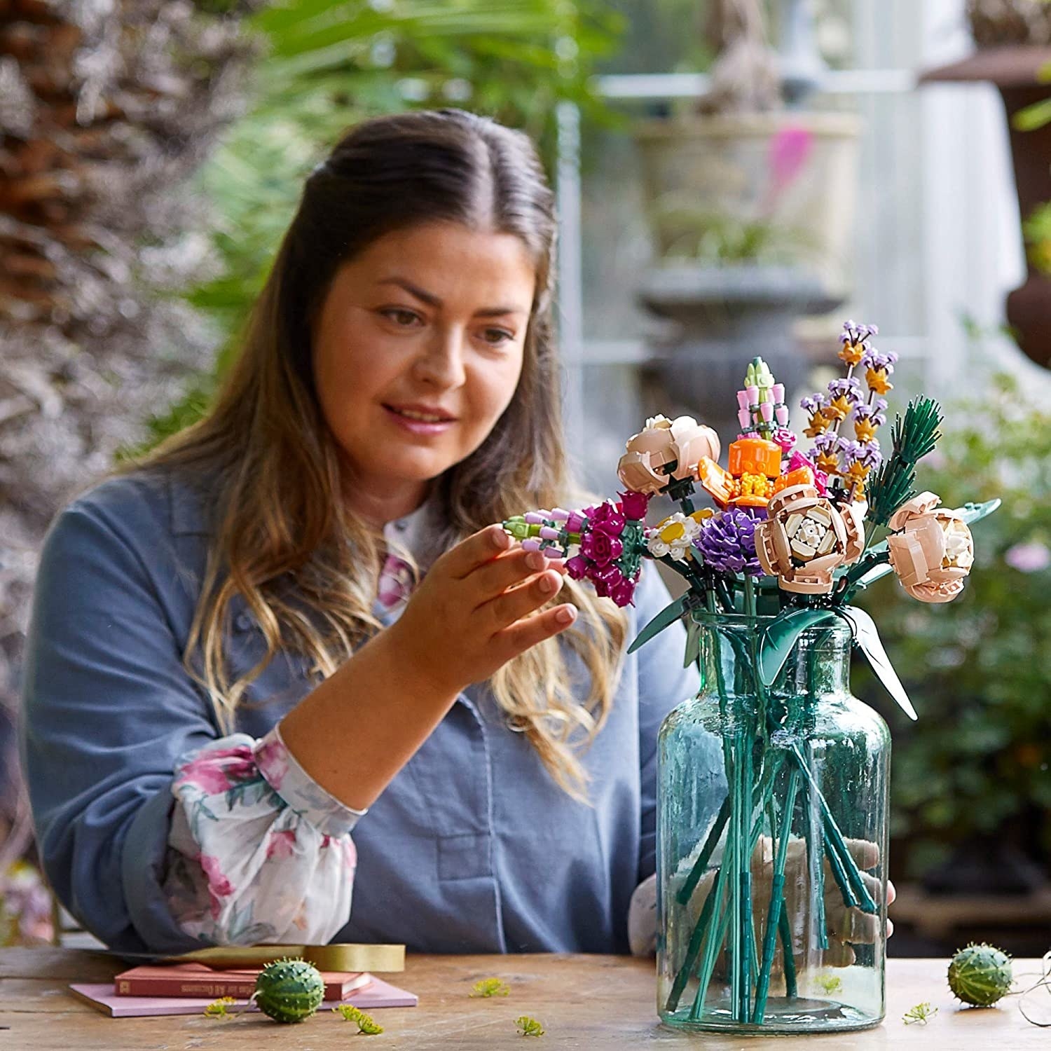 mujer construyendo flores artificiales