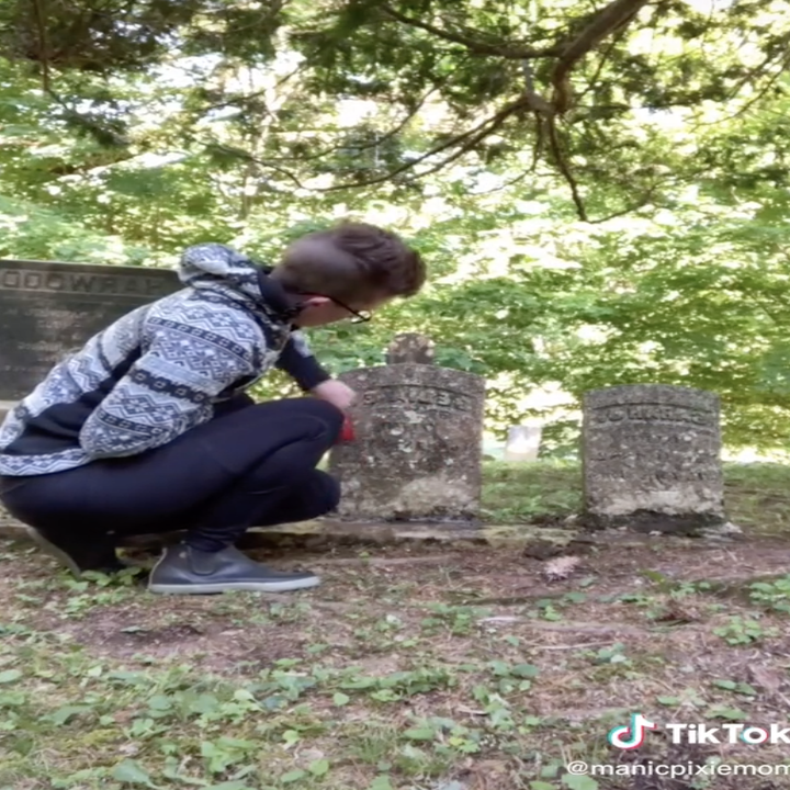 TikToker Cleans Gravestones And Tells The Dead's Stories(02)