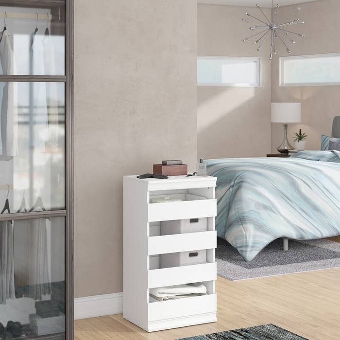 The drawer unit with four drawers in white in a bedroom