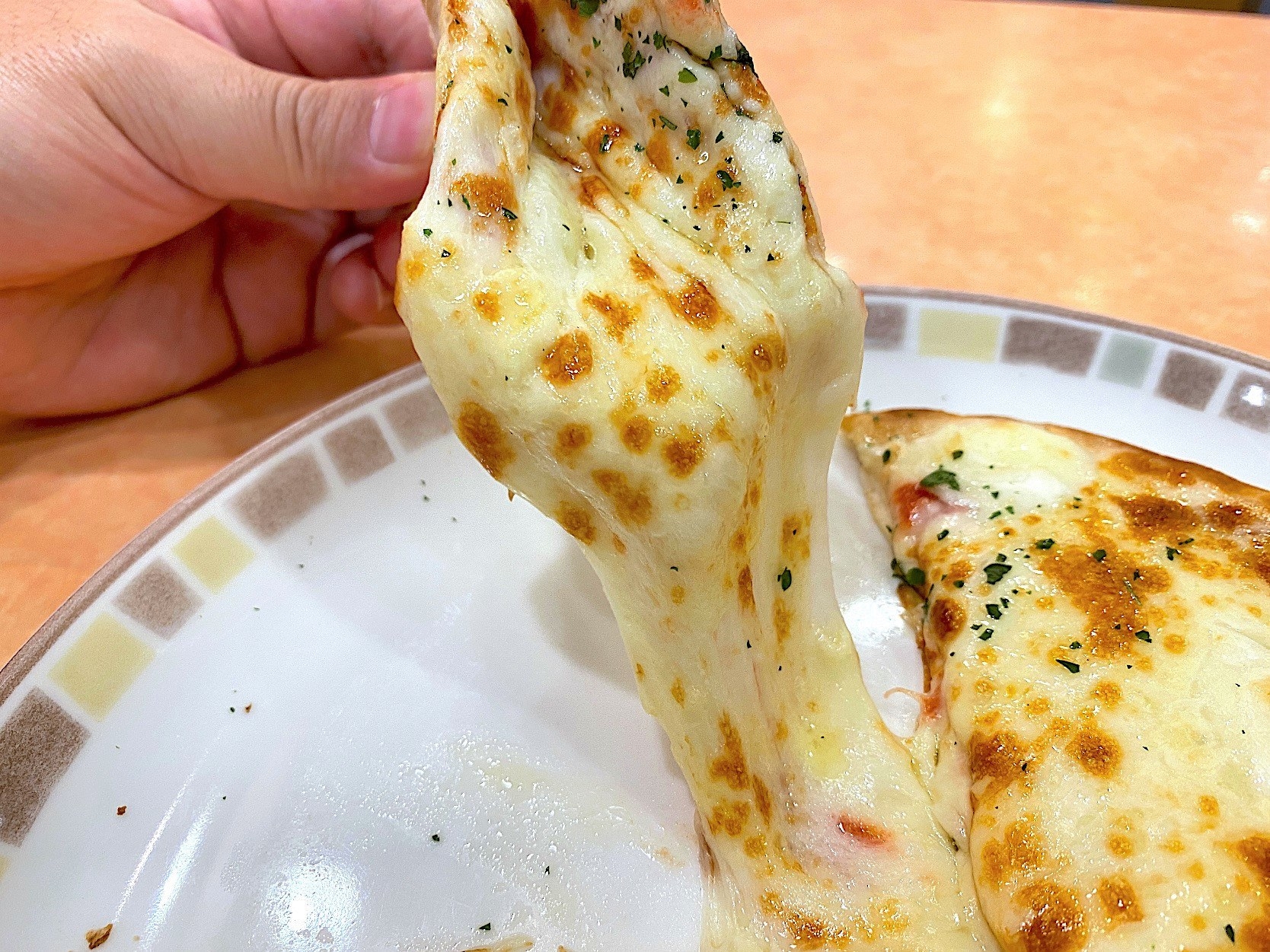 チーズの量がハンパじゃない サイゼリヤの 500円ピザ 味もコスパも100点満点でした