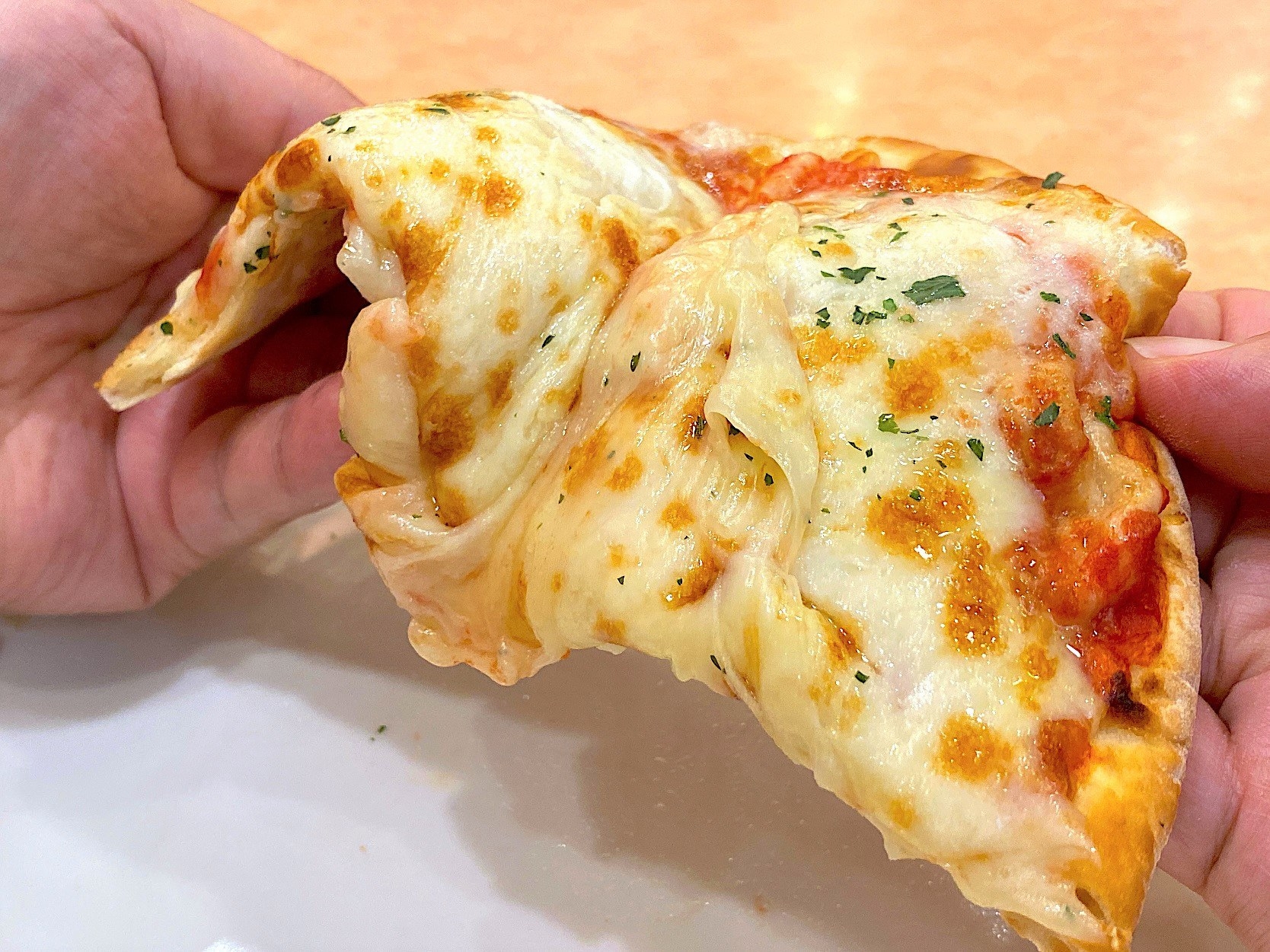 チーズの量がハンパじゃない サイゼリヤの 500円ピザ 味もコスパも100点満点でした