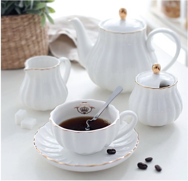 Foto de juego de té blanco con cafe