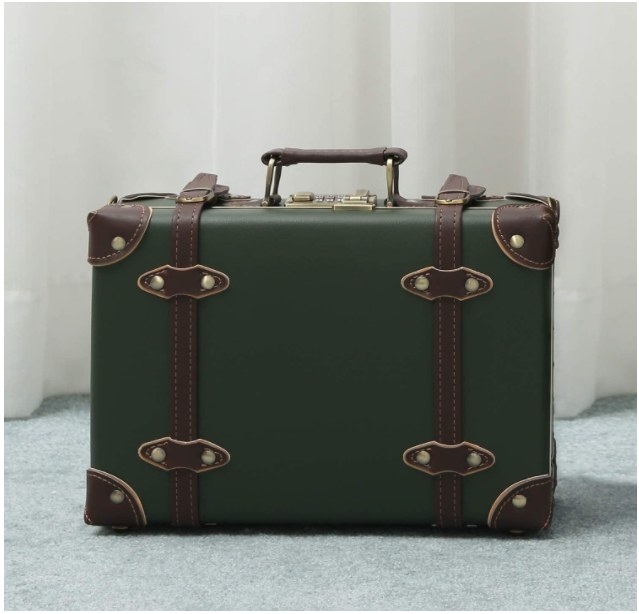 Foto de maleta color verde estilo vintage