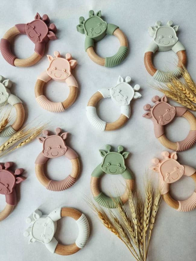 The silicone and wood giraffe teething rings in pastel colors