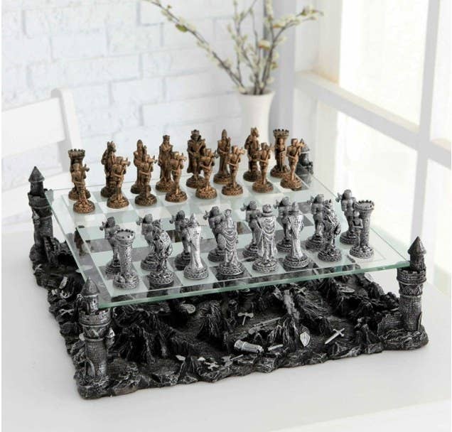 Foto de juego de ajedrez de cristal con soporte