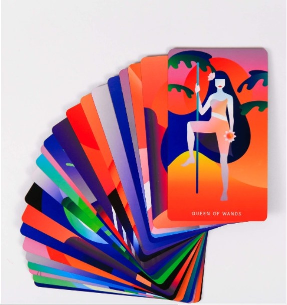 Foto de cartas del Tarot con diseño colorido y con ilustraciones artísticas