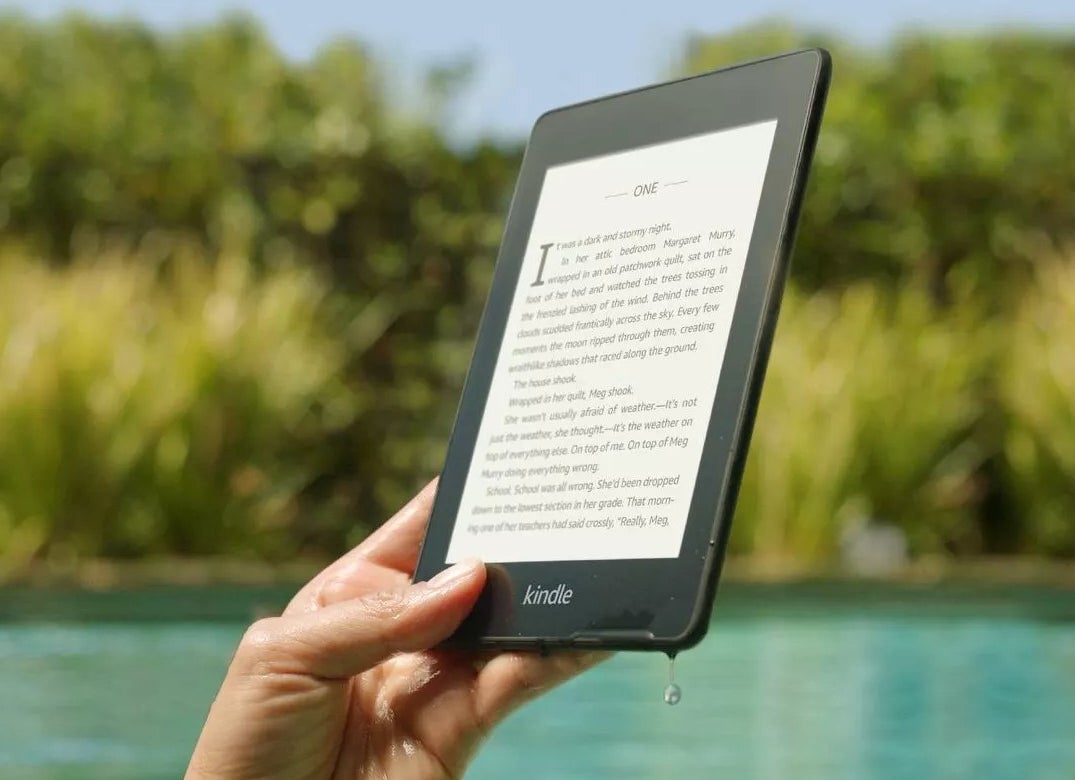 A model holding a dripping Kindle