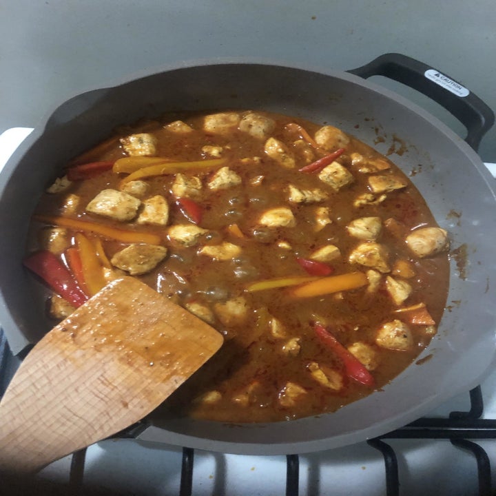 pan with spicy vindaloo sauce, chicken and bell peppers