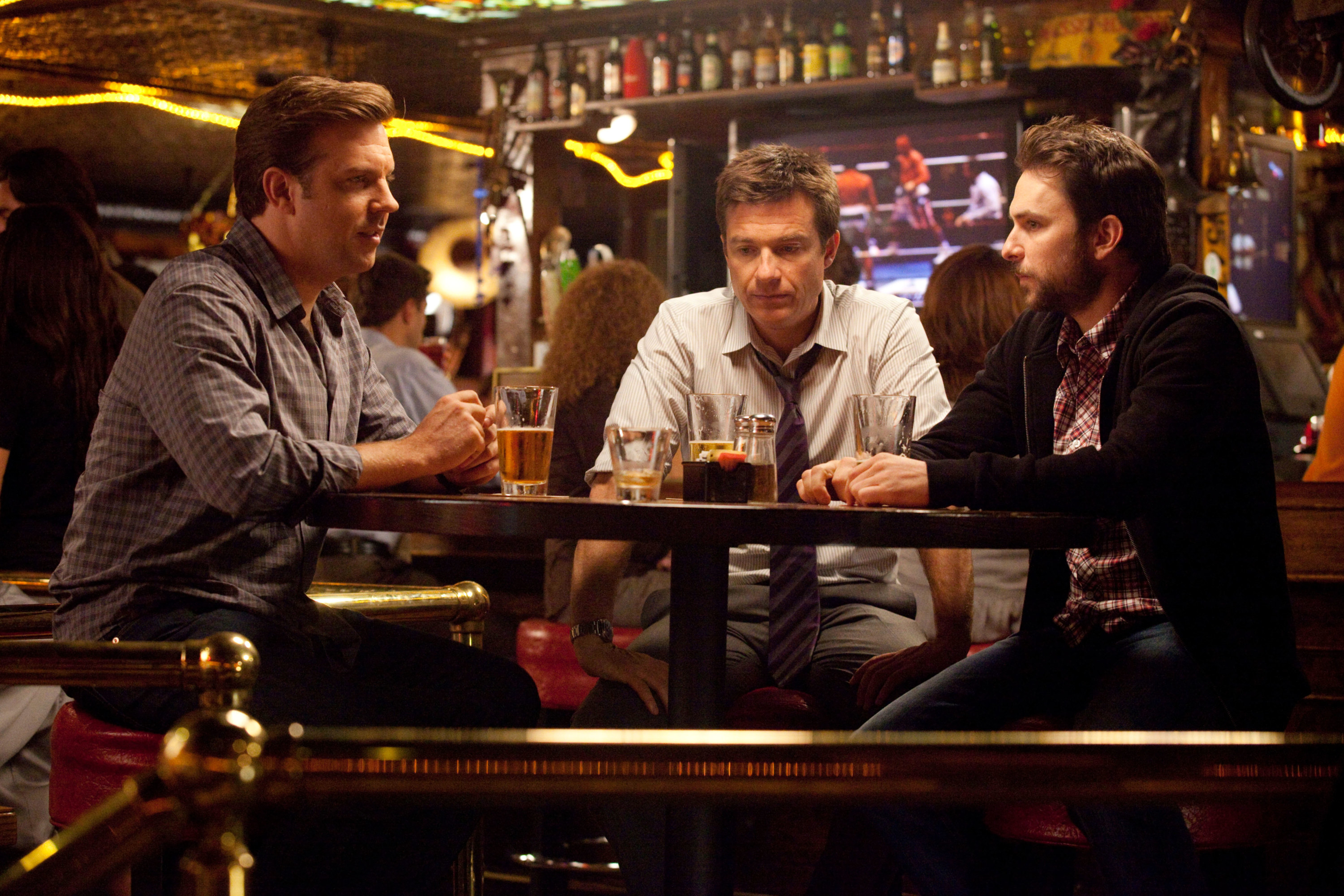 Jason Sudeikis, Jason Bateman, and Charlie Day drinking at a bar