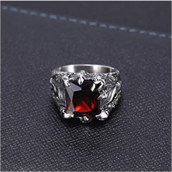 Foto de anillo con rubí imitación en el centro y diseño de garras