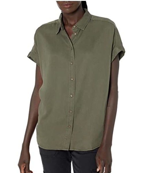 Mujer modelando una camisa de manga corta en color verde oliva oscuro