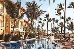 Resort Swimming Pool / reisetopia.de / Unsplash / https://unsplash.com/photos/VZUazRp0A1o
