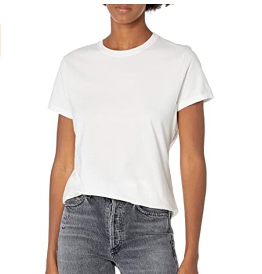 Foto de mujer modelando una camiseta de color blanco y cuello redondo