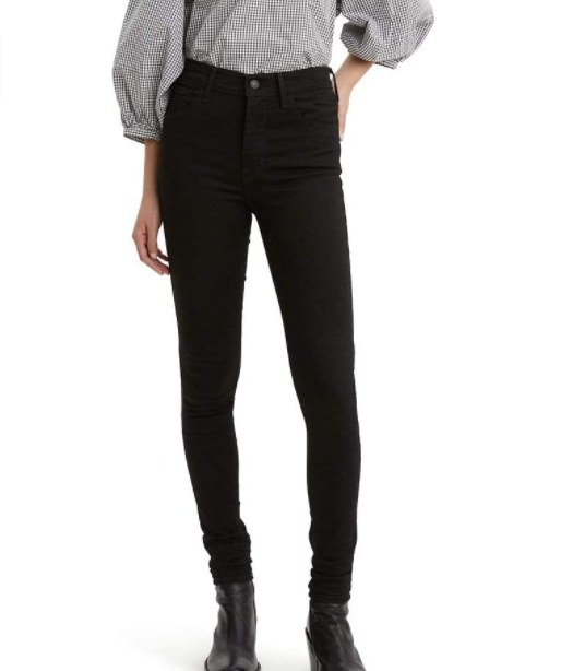 Foto de persona modelando pantalón de mezclilla skinny en color negro