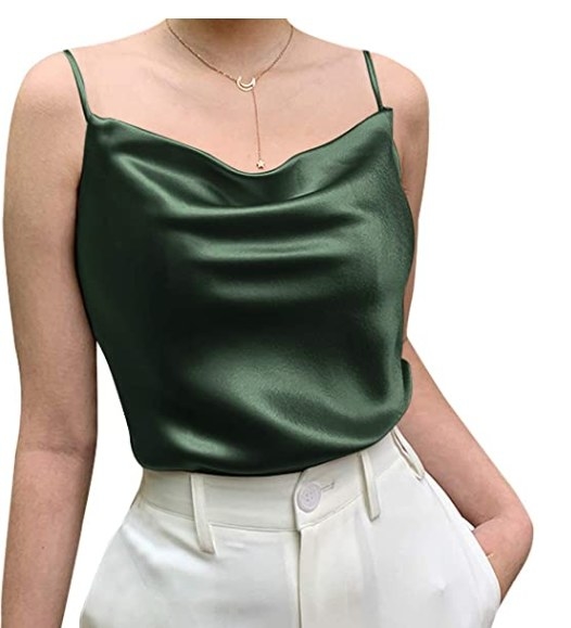 Foto de mujer modelando una blusa de tirantes de corte elegante y color verde oliva