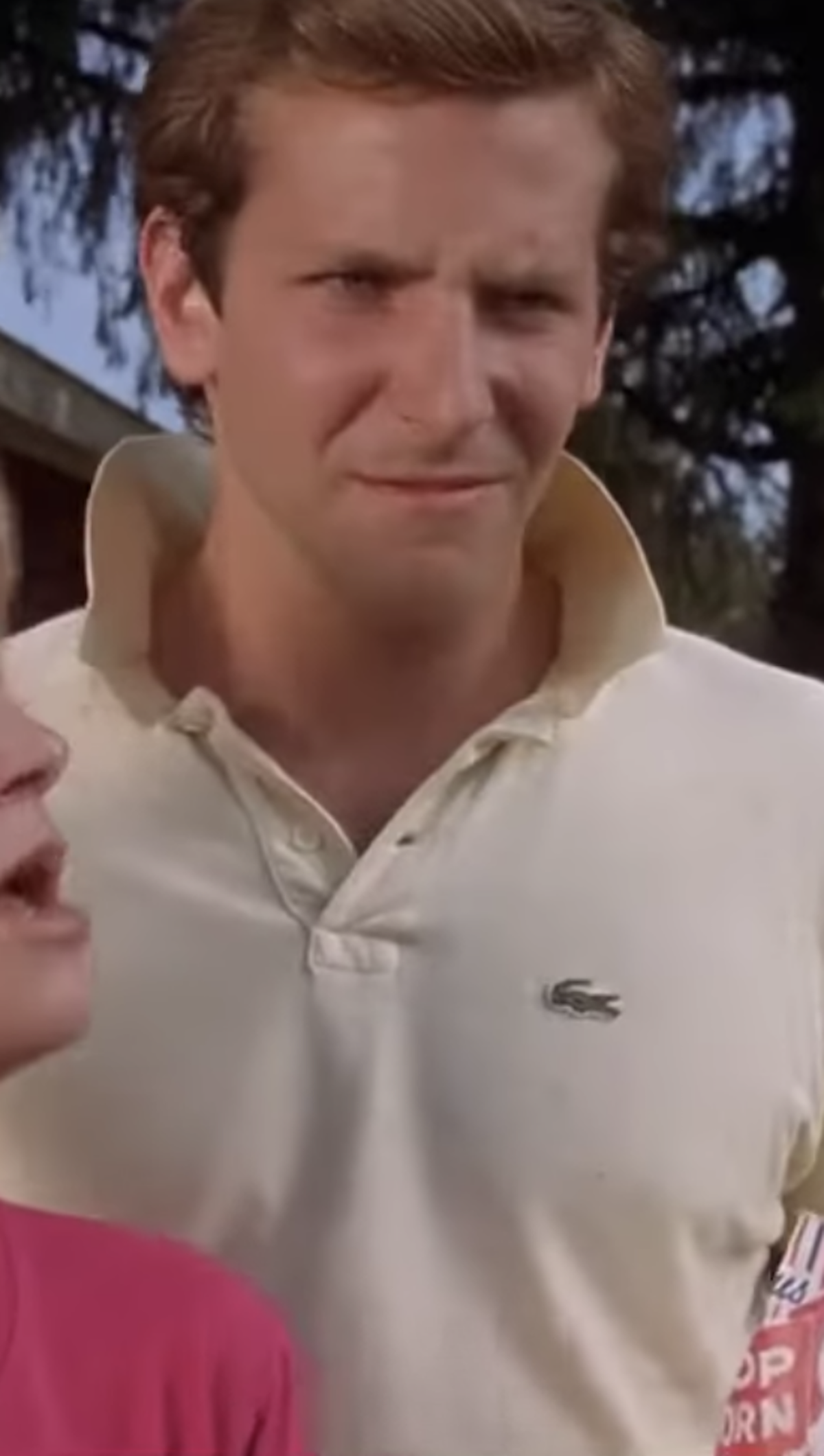 布莱德利·库珀戴着鳄鱼件衬衫