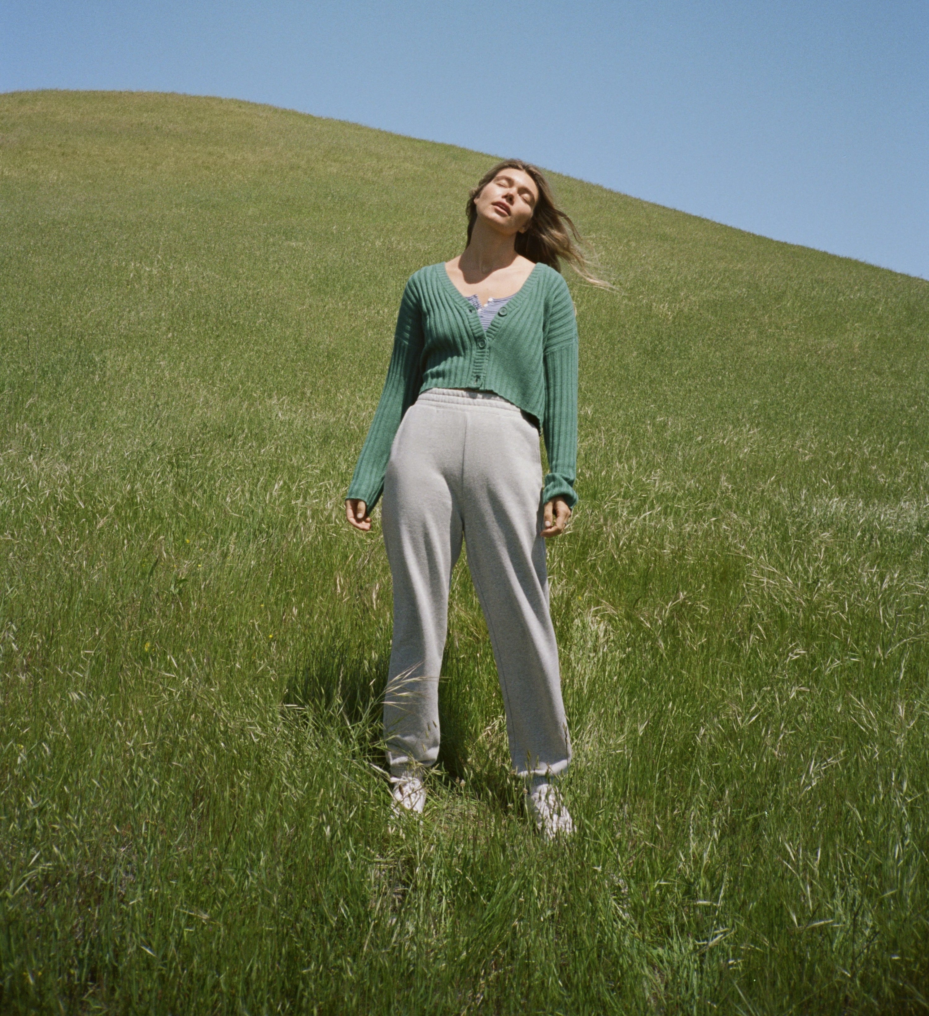Model wearing American Eagle Fleece Boyfriend Jogger