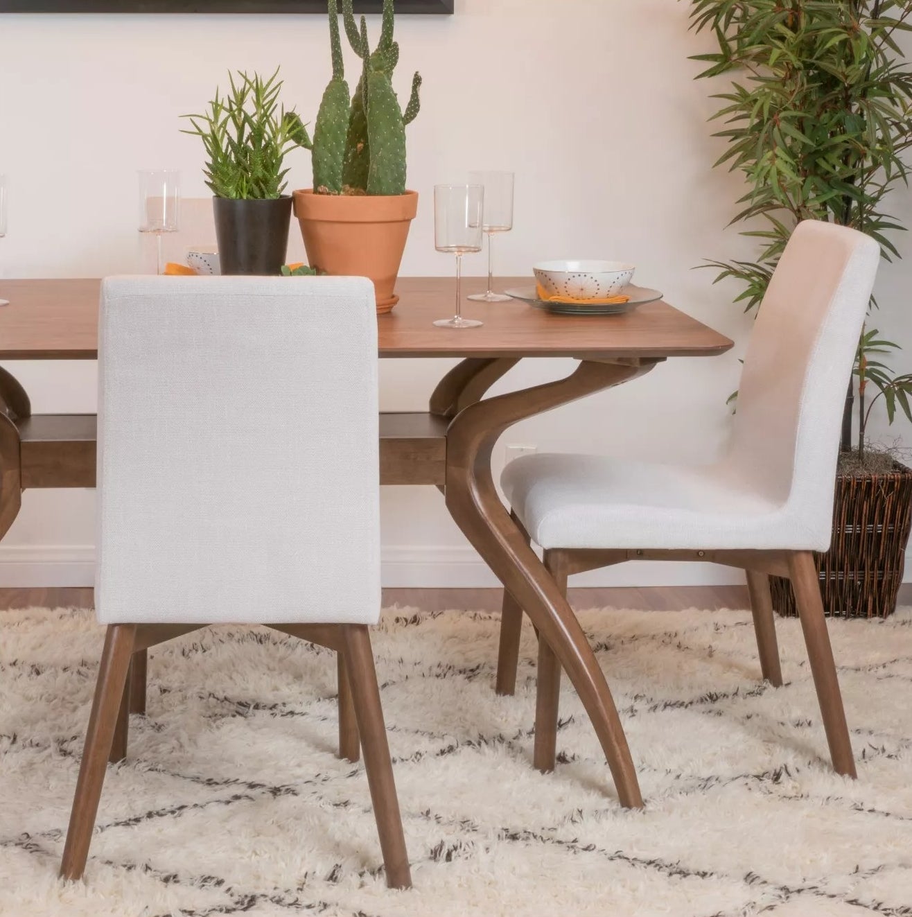 The dining chairs in beige
