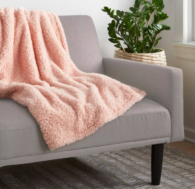 The throw blanket in pink