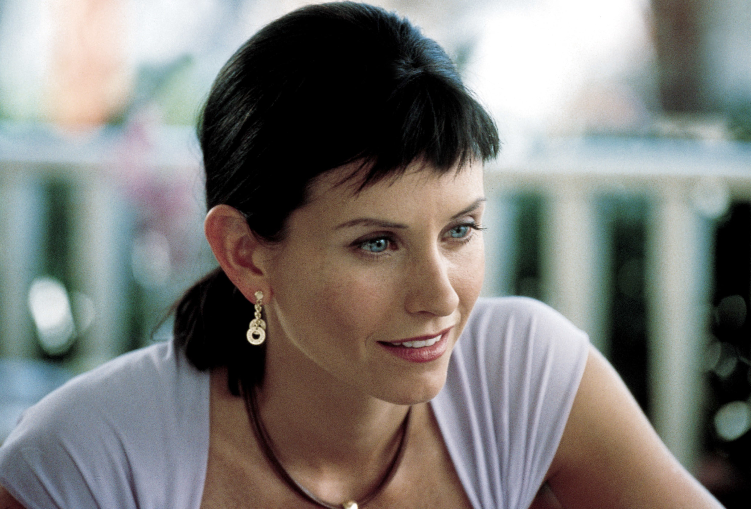 Courteney in Scream 3 with short spiky bangs. 