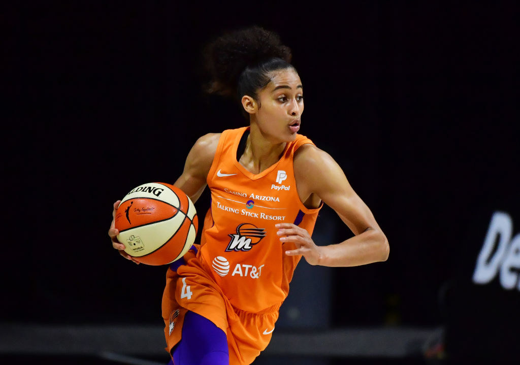 Skylar Diggins-Smith #4 of the Phoenix Mercury dribbling up court