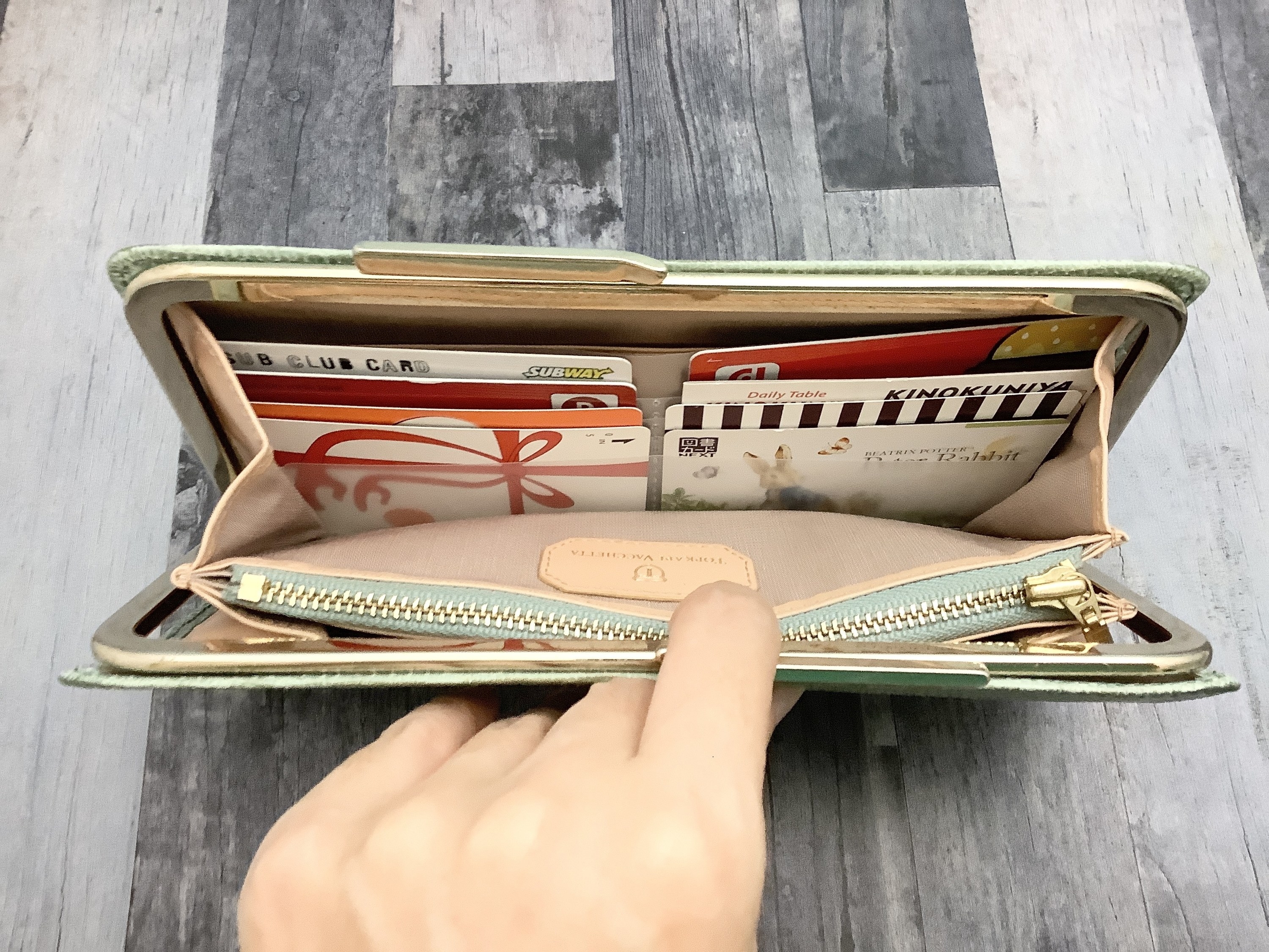 セリアさん、ありがとう！財布の「カードごちゃごちゃ問題」が110円で解決できるなんて…最高です。
