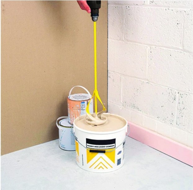 Foto de persona utilizando este mezclador con pintura color beige
