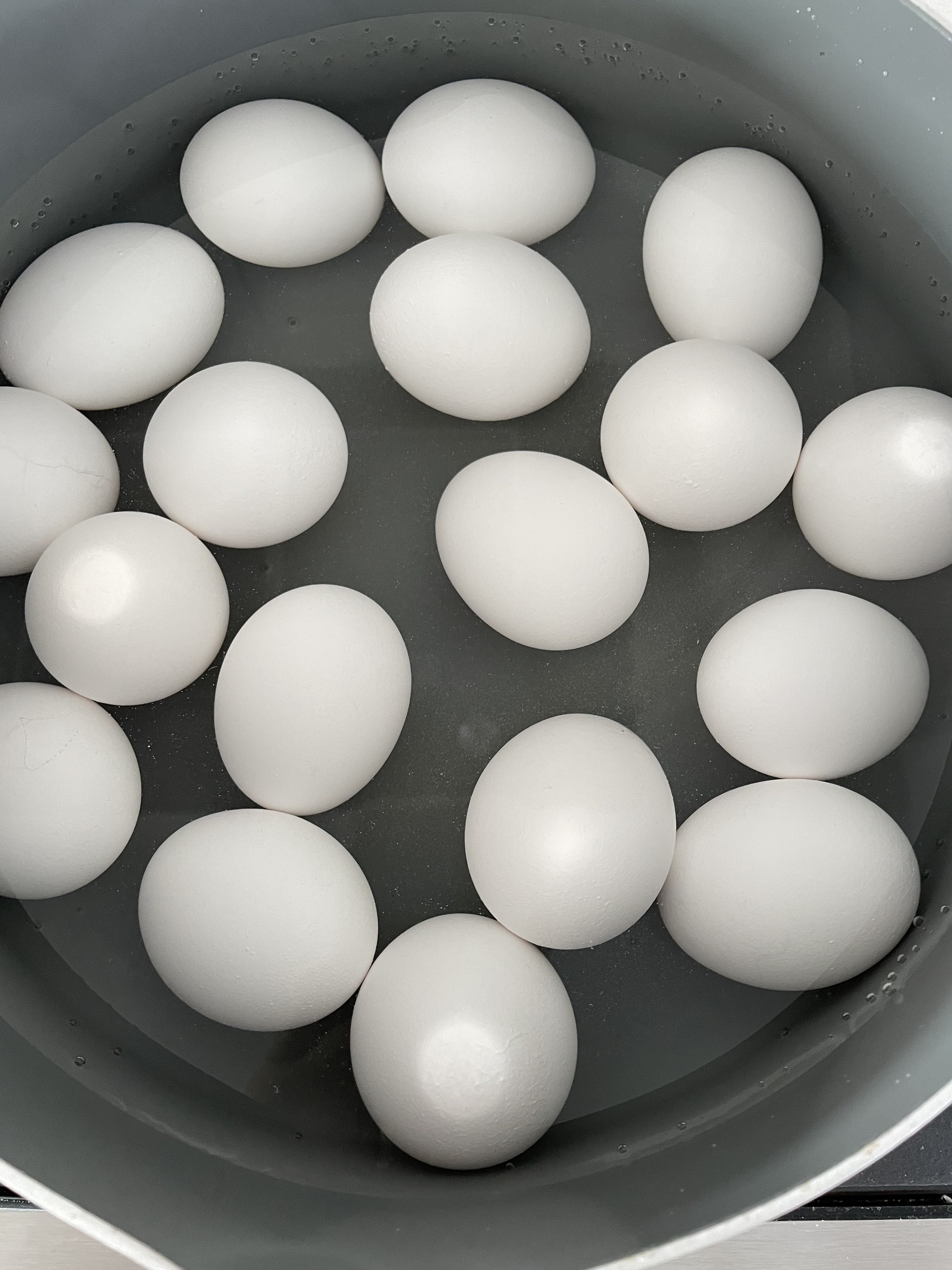 煮熟的鸡蛋在锅里