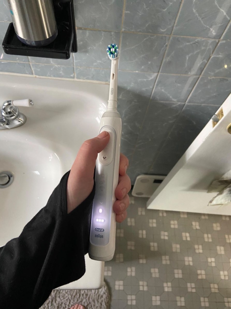 the reviewer's image of the Oral B toothbrush in white