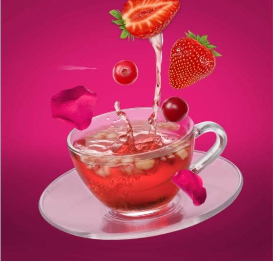 Foto de taza para crear infusiones de frutos rojos y pétalos de rosa