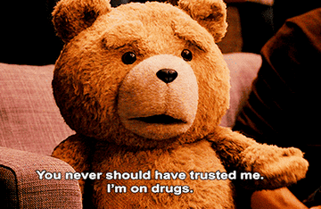 泰德的泰迪熊坐在沙发上,说,“你永远不应该信任我;我# x27; m drugs"
